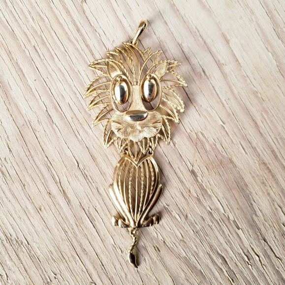 Oversized Vintage Signed 70s Gold-toned Articulated lion Pendant - Picture 6 of 6
